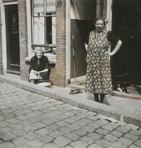 876887 Afbeelding van de dames Van der Linden (links) en Van der Ham voor hun woningen Oranjestraat 31 en 29 in Wijk C ...